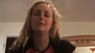 Um casal de garotas  ...
