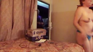 Garota flexível com  ...