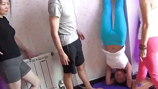 Menina esbelta com b ...