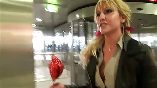 Loira sedutora Viki  ...