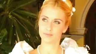 Loira esbelta lasciv ...